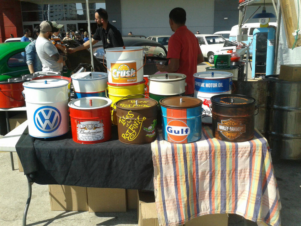 Barraca vende latas personalizadas. Foto: Carlos Guimarães