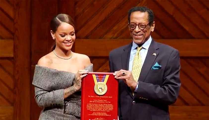 Em 2017, Rihanna recebeu o prêmio de Ativista do Ano, da Universidade de Harvard. 