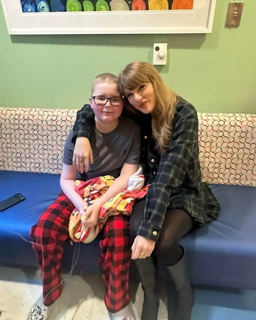 A estrela pop distribuiu presentes e tirou fotos com crianças e funcionários. Entre as pacientes presenteadas por Taylor Swift esteve uma menina chamada Rylie, que ganhou uma cópia autografada do livro “Eras Tour”, que celebra a última turnê da artista.
 Reprodução: Flipar