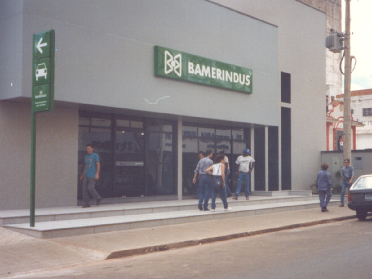 Banco Mercantil e Industrial do Paraná S/A - Conhecido como Bamerindus a partir de 1971, a instituição surgiu ainda no fim dos anos 20, no Paraná, Entre os anos 70 e 80 foi um dos maiores bancos da América do Sul. 
 Reprodução: Flipar