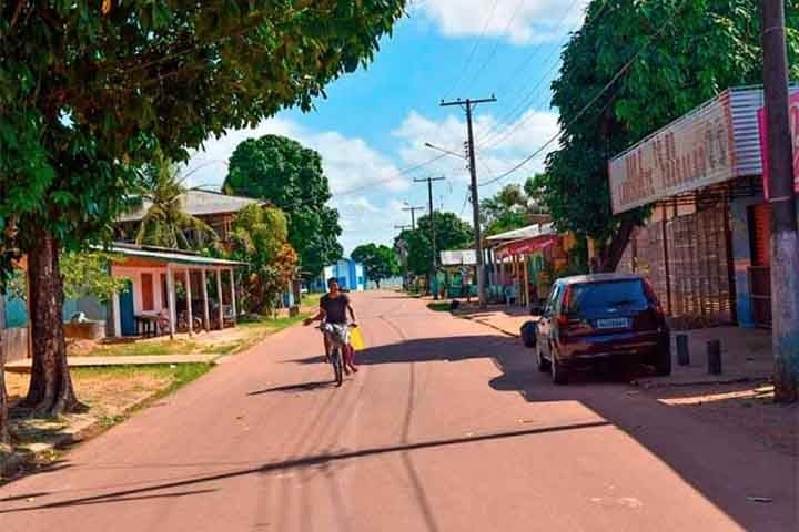 Pracuúba (AP) - 43,50 pontos - Distante de centros econômicos e com acesso limitado a transporte. Serviços de saúde e educação são insuficientes para a população. Economia de subsistência e falta de diversificação econômica.
 Reprodução: Flipar
