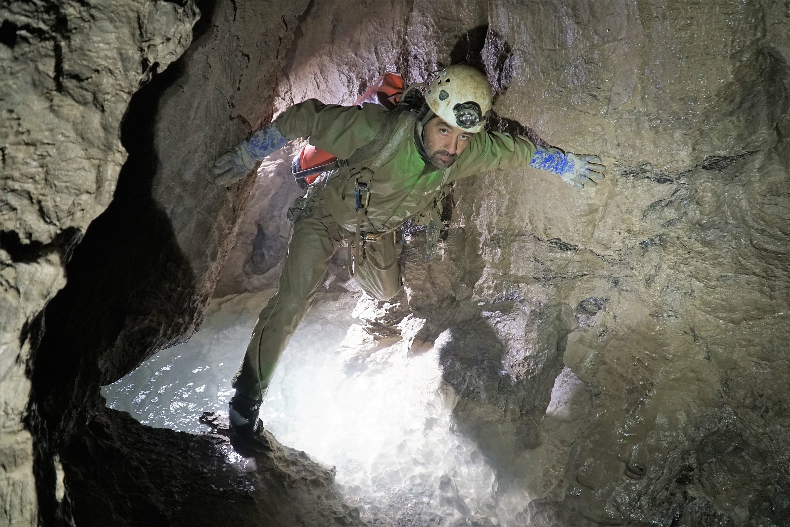 A Veryovkina, localizada no Maciço Arabika, na República russa da Abkhazia, é a caverna mais profunda medida na Terra até hoje. A profundidade é de 2.223 metros, ultrapassa por pouco a caverna vizinha Krubera-Voronia, que detinha o recorde anterior de 2.197 metros.   Reprodução: Flipar