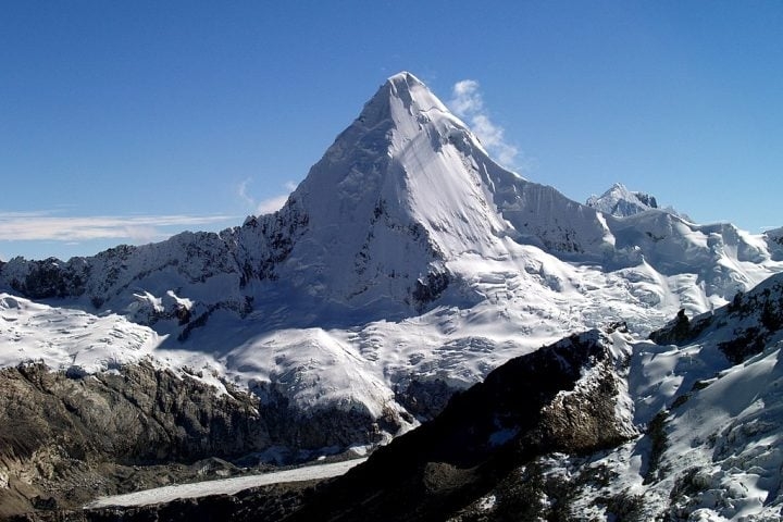 O Nevado Artesonraju é uma das montanhas mais conhecidas dos Andes peruanos, localizada na Cordilheira Branca, dentro do Parque Nacional Huascarán, na região de Ancash. Reprodução: Flipar