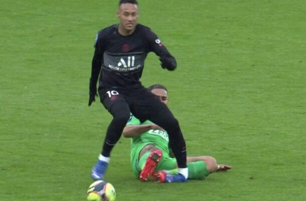 Em novembro de 2021 foi a vez do tornozelo esquerdo. Neymar foi diagnosticado com uma lesão ligamentar e desfalcou o Paris Saint-Germain por quase 80 dias, perdendo jogos importantes, inclusive da Champions. Reprodução TV