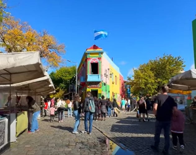 Caminito - Caminito é uma rua-museu no bairro de La Boca, famosa por suas casas coloridas e pelo tango ao ar livre. Surgiu no início do século XX e hoje é um símbolo da cultura portuária e boêmia de Buenos Aires. Reprodução: Flipar