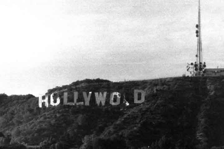 O letreiro de Hollywood, que completou 100 anos em 1923, é um marco e ícone cultural americano com vista para Hollywood, Los Angeles, Califórnia. Ele está situado no Monte Lee, na área de Hollywood Hills nas montanhas de Santa Mônica. Reprodução: Flipar