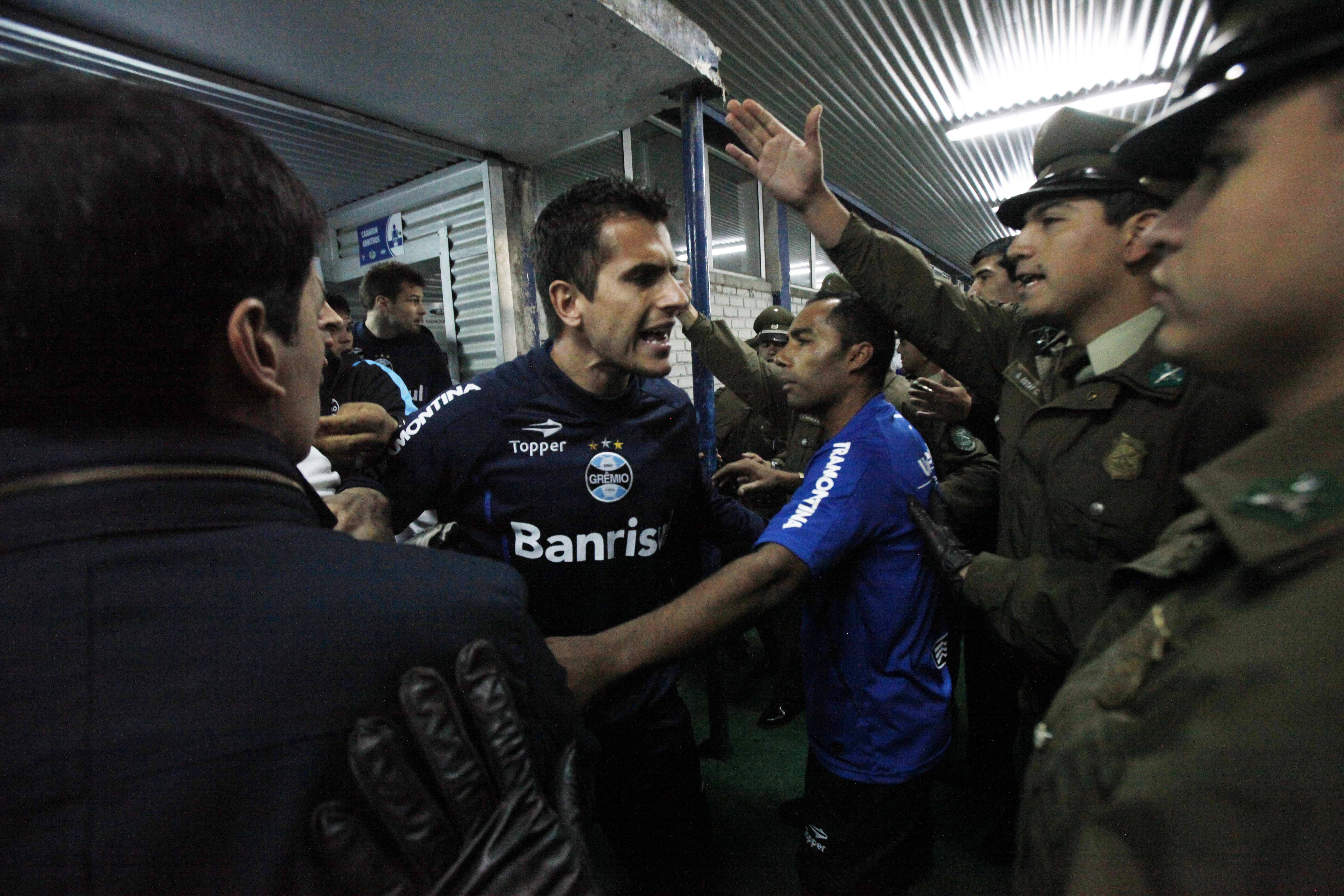 O goleiro Marcelo Grohe discute com policiais no vestiário Luis Hidalgo/AP