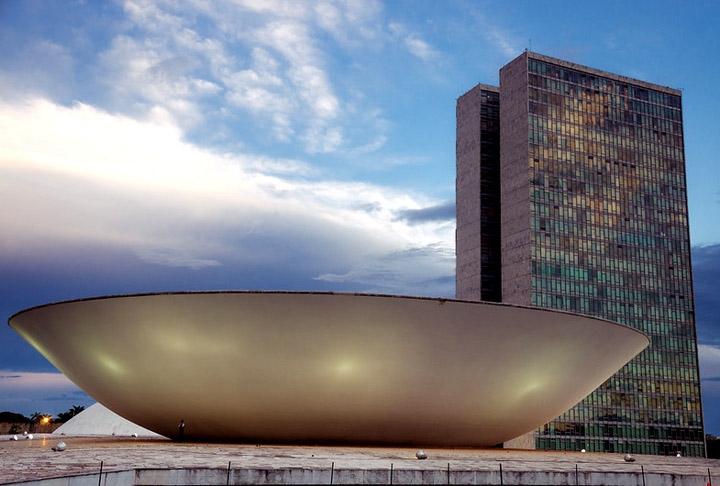 Logo depois ela conseguiu emprego na Câmara dos Deputados. Ali ficou entre 2004 e 2008. 