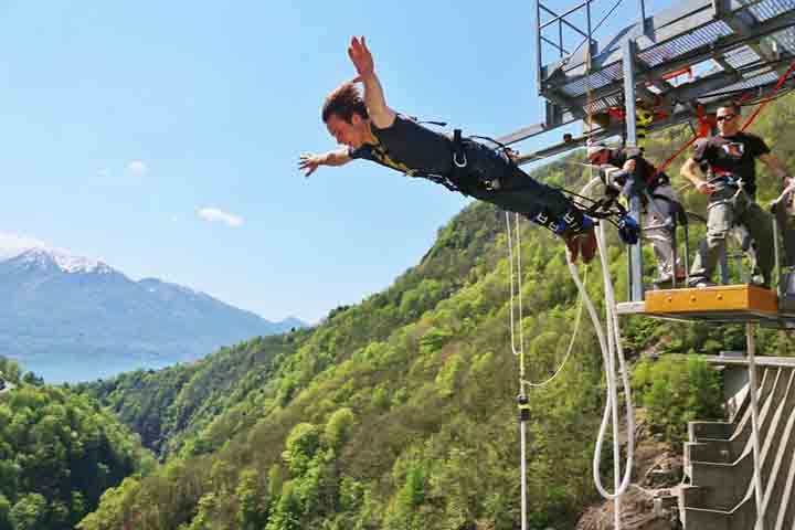 The Last Resort, Nepal: A três horas da capital, no hotel, é possível saltar de bungee-jumping na ponte suspensa mais alta do país, sobre o rio Bhote Kosi e um dos cânions mais assustadores da região. Reprodução: Flipar
