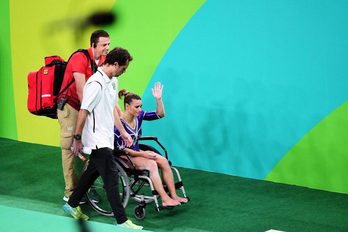 Jade Barbosa deixou o ginásio na cadeira de rodas após se machucar. Foto: Twitter/Reprodução