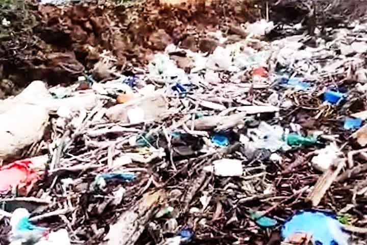 A praia do Segredo, em Natal, no Rio Grande do Norte, tem registrado um acúmulo de lixo em suas areias. 
 Reprodução: Flipar