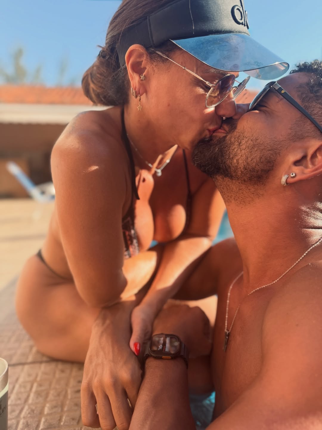Viviane Araujo beija Guilherme Militão. Foto: Reprodução/ Instagram @araujovivianne