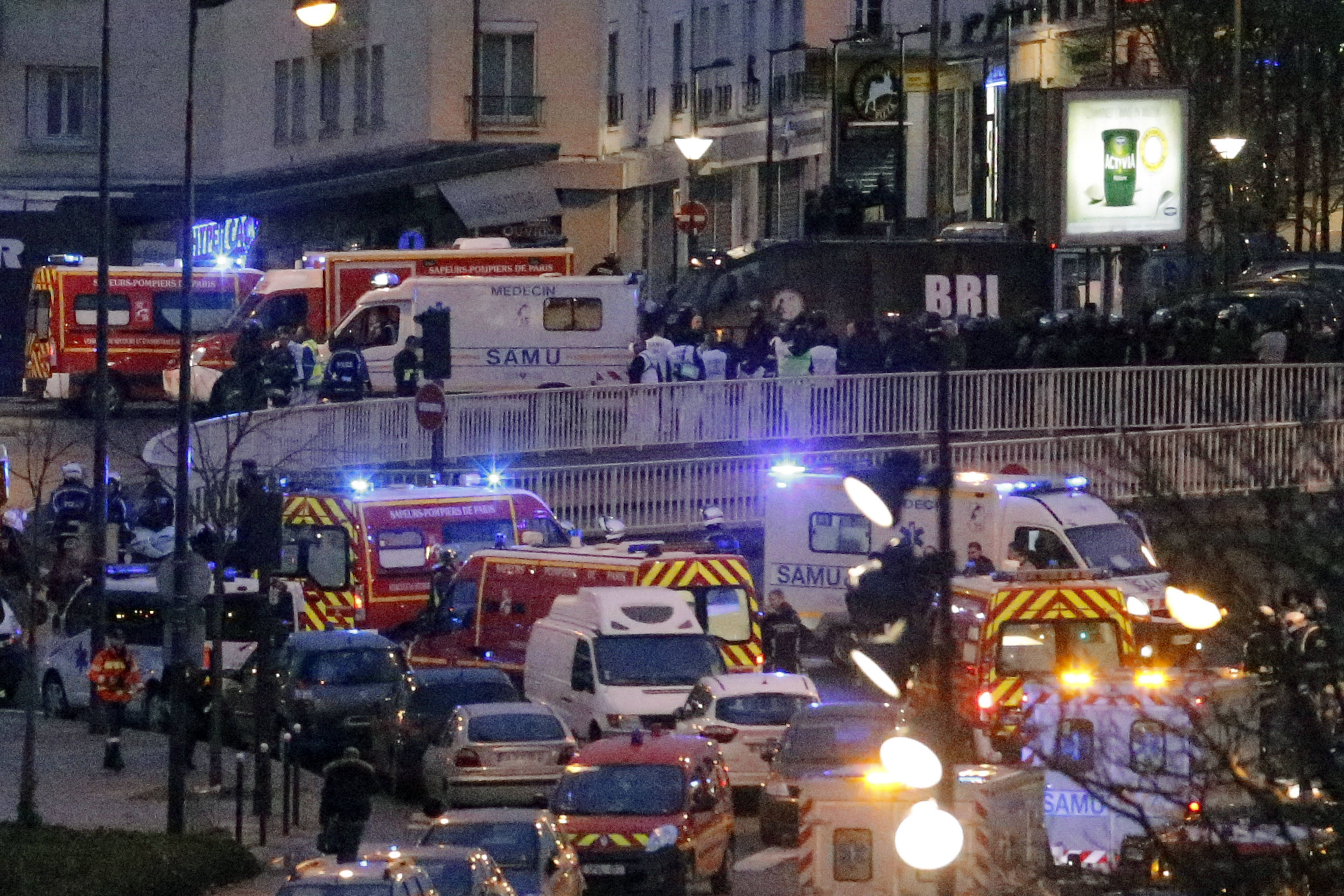 Cinco pessoas morreram em um mercado judaico durante a caçada da polícia aos terroristas de Paris. Foto: AP