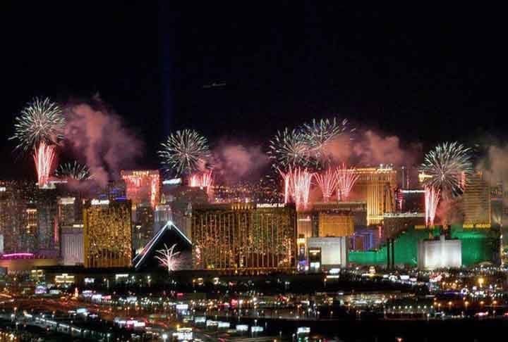 Las Vegas (EUA) - Shows extravagantes, festas em cassinos e uma explosão de fogos ao longo da Strip marcam a virada. A Strip faz parte da Las Vegas Boulevard, conhecida por abrigar os maiores  cassinos, hotéis e resorts da cidade, com 6,8 km de extensão. Reprodução: Flipar