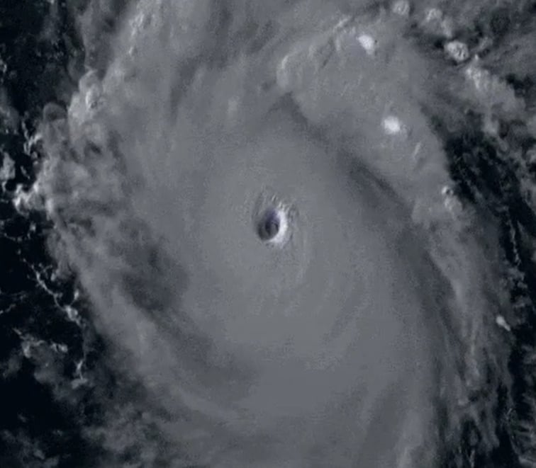 Imagens feitas do espaço mostram o olho do furacão Beryl, que foi ganhando força e atingiu a categoria 5, a maior na escala.  Reprodução: Flipar