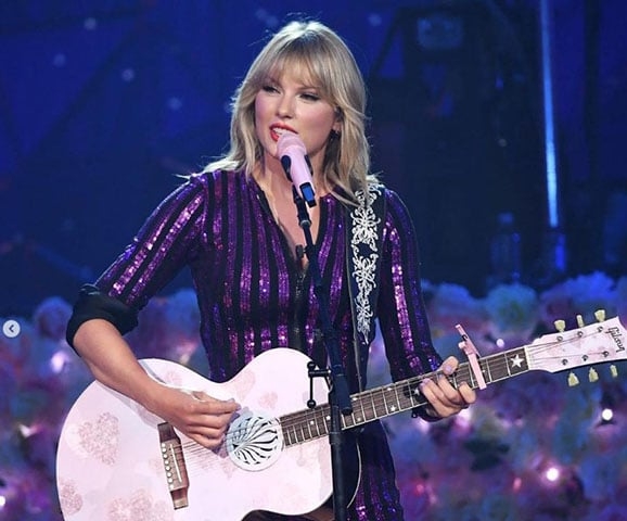 A turnê de Taylor Swift passou pelo Brasil em novembro de 2023 e pôs os fãs da cantora em polvorosa na busca por ingressos, com filas imensas, especialmente nos meios digitais.  Reprodução: Flipar