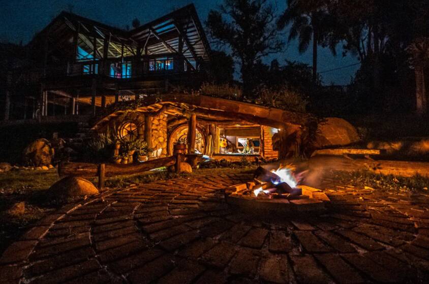 "Lá se acende o fogo todos os dias para sentar ao redor e contar histórias, fazer um fondue", descreve Meriele Sá. Foto: Airbnb/reprodução