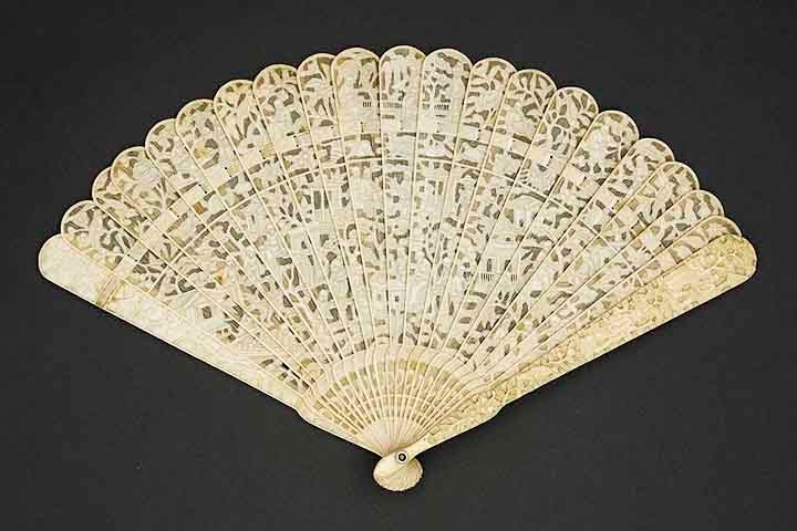 De acordo com registros antigos, o leque teria surgido aproximadamente em 3000 a.C. na China, de onde chegou ao Japão. Ele também foi utilizado por faraós no Egito, assim como por assírios e etruscos. Reprodução: Flipar