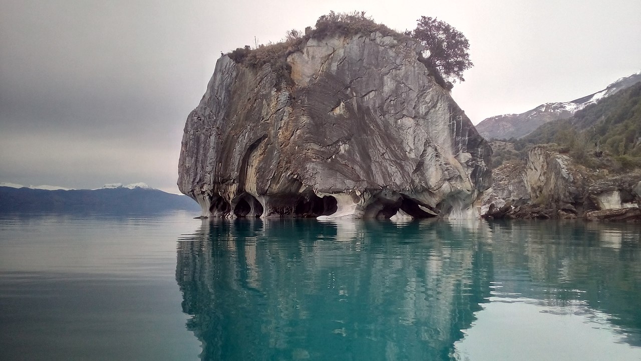 Suas águas cristalinas e as impressionantes formações rochosas, como as Capillas de Mármol, atraem turistas de todo o mundo. A região é ideal para atividades como pesca esportiva, navegação e exploração de cavernas. Reprodução: Flipar