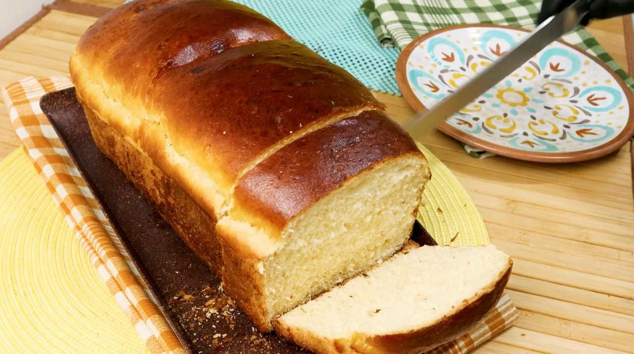 Originária da cidade de Petrópolis, no Rio de Janeiro, é uma grossa fatia de pão caseiro tostado com bastante manteiga por cima .  Reprodução: Flipar