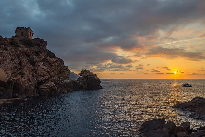 A costa da Córsega, localizada no Mar Mediterrâneo, ao sudeste da França, é uma das regiões mais belas e preservadas da Europa.  Reprodução: Flipar