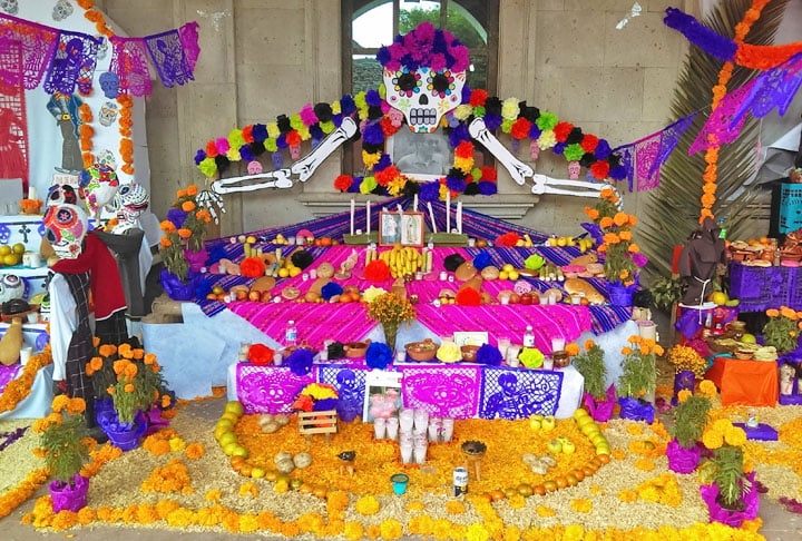 A crença é que, no dia 2/11, as almas dos falecidos retornam ao mundo dos vivos para visitar suas famílias, e a recepção é feita com altares decorados com flores, comidas e objetos que a pessoa amava em vida. Dessa forma, a tristeza pela perda é substituída pela alegria do reencontro. Reprodução: Flipar