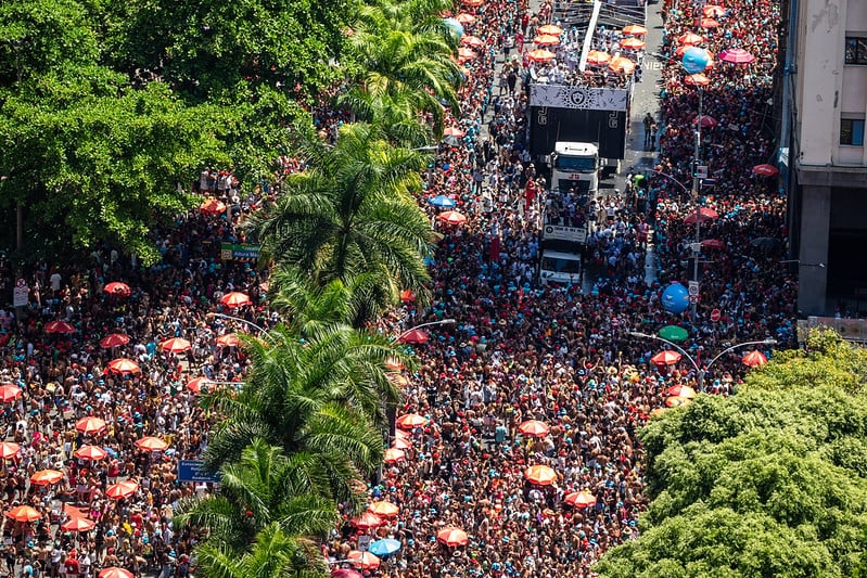 O Cordão da Bola Preta arrastou milhares de foiões no Centro do Rio no sábado (1º de março), celebrando seu 106º desfile na história e comemorando os 460 anos da cidade do Rio de Janeiro, que faz aniversário na data. Com o tema “Rio, eu te amo”, o cortejo teve marchinhas de Carnaval, sambas-enredo e canções de MPB com novos arranjos. Reprodução: Flipar