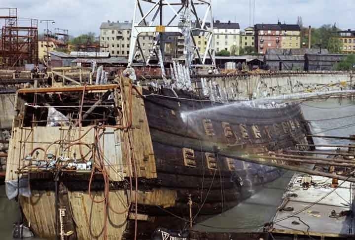 O navio teria sido construído sem conhecimentos técnicos adequados e sob grande pressão do rei, que queria vê-lo logo em atividade para impressionar os inimigos. 
 Reprodução: Flipar