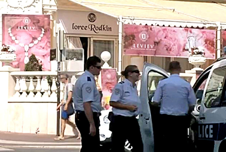 8) Joalheria Leviev do Hotel Carlton (Cannes, França). Em 28 de julho 2013, um bandido armado roubou joias avaliadas em US$ 51,3 milhões.