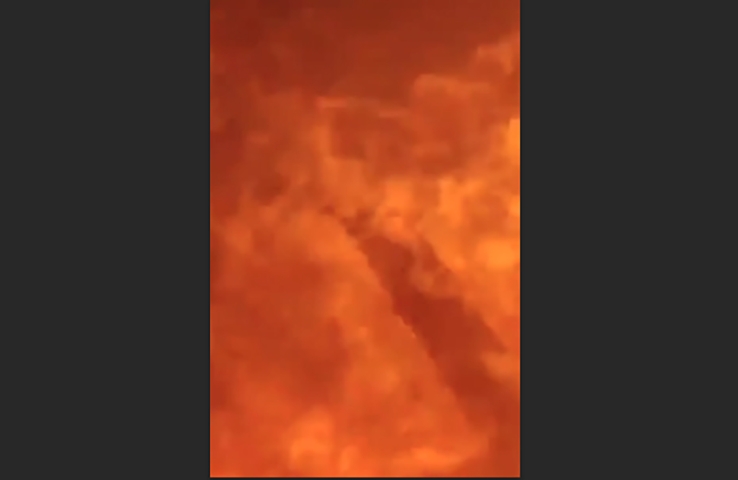 Dá para ouvir o barulho de um explosão e a imagem é preenchida pelo fogo intenso.  Reprodução: Flipar