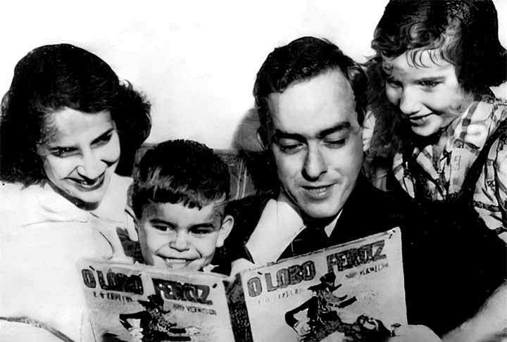 Em 1932, aos 18 anos, teve seu primeiro poema publicado na revista “A Ordem” e uma canção de sua autoria com os irmãos Haroldo e Paulo Tapajós, chamada “Loura e Morena”, foi gravada. 
 Reprodução: Flipar