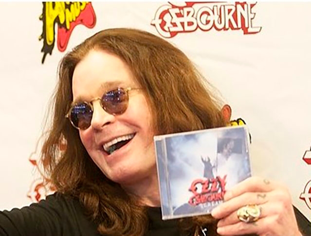 O cantor Ozzy Osbourne revelou que sofria de Parkinson em 2020, após anos de diagnóstico em segredo. O tipo de Parkinson que ele tem, PRKN2, afeta nervos específicos e provoca sintomas variáveis. Reprodução: Flipar