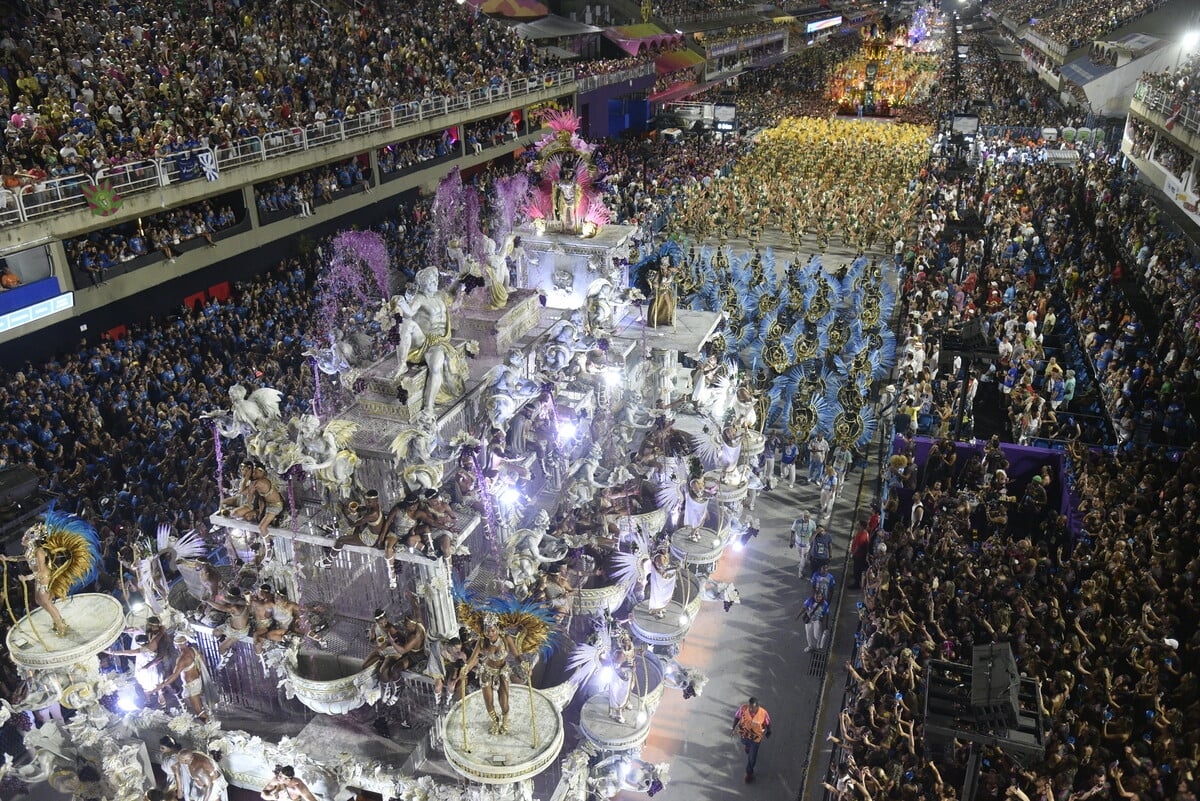 O desfile não pode apresentar os famosos buracos entre as alas (grandes espaços que afeta o conjunto e homogeneidade da escola). Os jurados também devem observar a  espontaneidade, criatividade e empolgação dos componentes, que devem evoluir com alegria e leveza, brincando o Carnaval.  Reprodução: Flipar