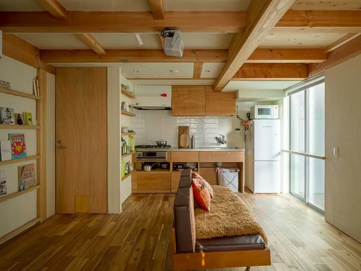 Com soluções inteligentes e um design bem pensado, essa pequena casa em Tóquio mostrou que é possível viver com conforto mesmo em espaços reduzidos. Reprodução: Flipar