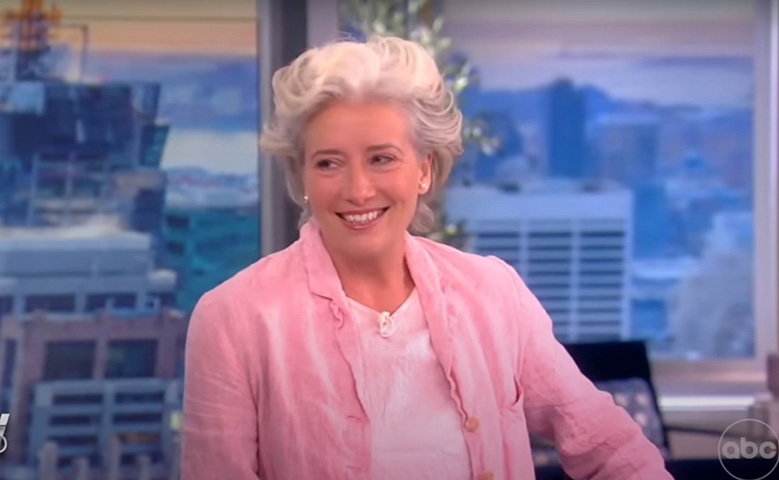 Emma Thompson - A atriz britânica não apenas não acredita em Deus como também rejeita os livros sagrados. Segundo Emma, eles são opressivos, ofendem as pessoas e causam medo.  Reprodução: Flipar