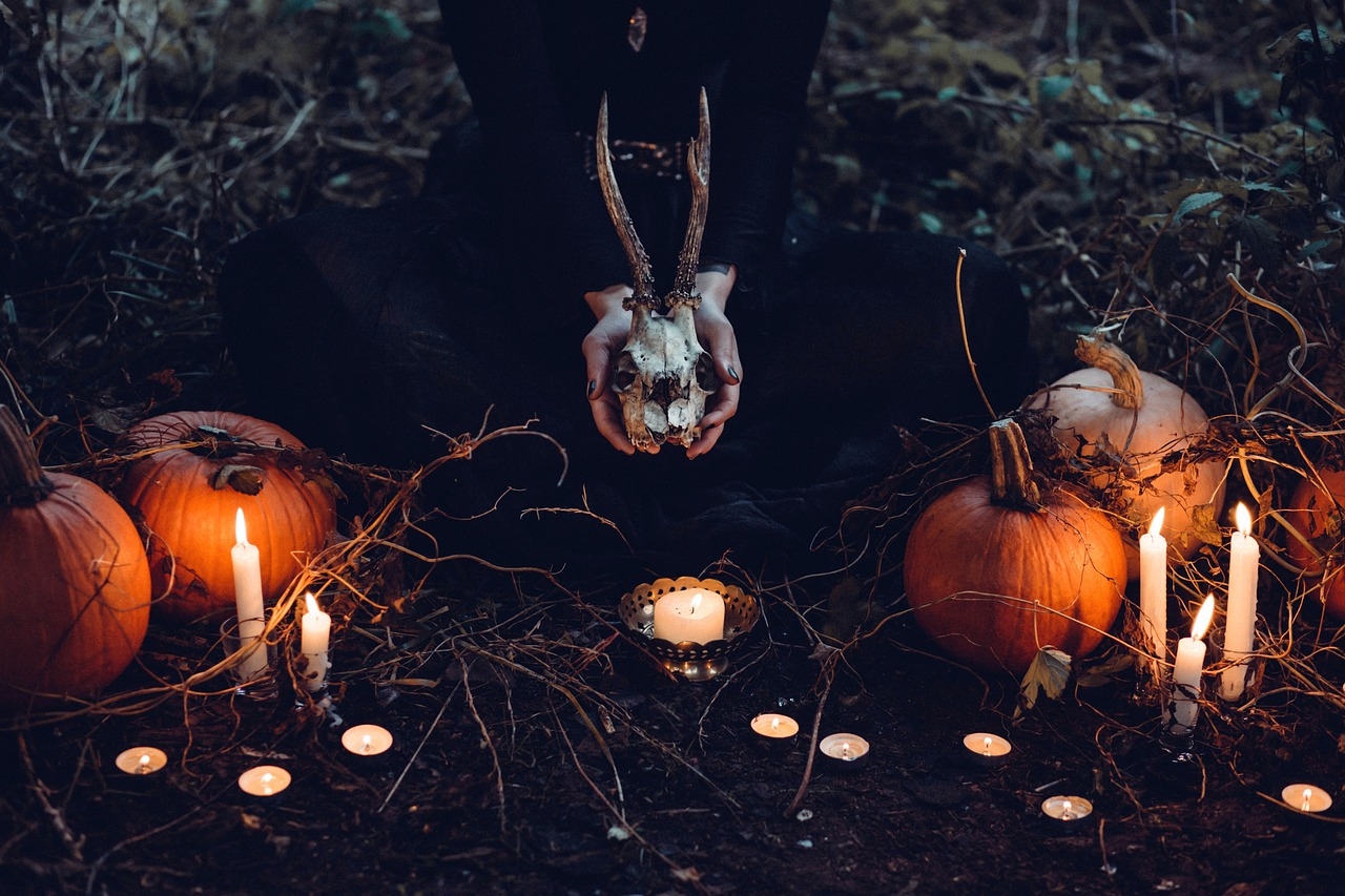 Popularmente, se associa o Halloween à bruxaria. Desde meados do século 20, a Bruxaria tornou-se difundida na tradição Wicca, cujo pioneiro, Gerald Gardner, dizia resgatar a mais antiga religião do mundo. Reprodução: Flipar