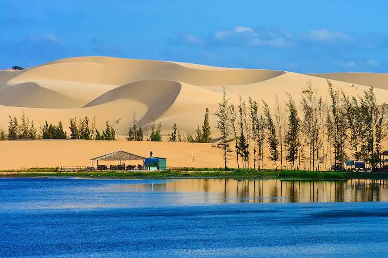 Mui Ne é famosa pelas dunas e pelas belas praias; é considerada um refúgio para os vietnamitas. Foto: Hotels.com/Reprodução