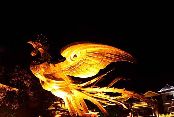Ligado ao verão e ao fogo, o pássaro vermelho da região Sul representa a sorte. A propósito, de acordo com a crença, a fênix (foto) e o dragão compõem uma dupla sagrada, sendo as principais figuras do país. 