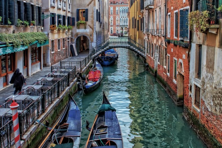 Famosa por seus charmosos canais, Veneza, no norte da Itália, agora cobra uma taxa dos turistas. A entrada custa 5 euros e está no portal da cidade.  Reprodução: Flipar