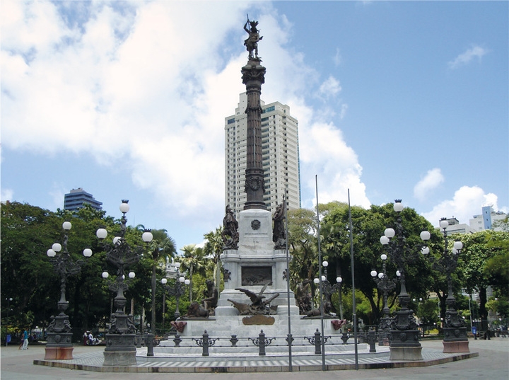 Em 2 de julho de 1895, foi inaugurado em Salvador o Monumento ao Dois de Julho, no Largo do Carmo Grande. A obra é de autoria do italiano Carlo Nicoli.


 Reprodução: Flipar
