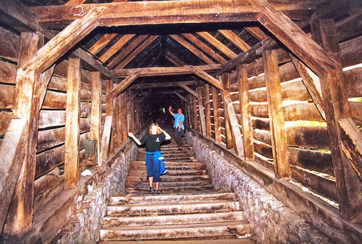 MURALHA DE SIGHISOARA - A cidade medieval de Sighisoara, na Romênia, fica no centro da Transilvânia. Criada pela tribo germânica dos saxões, no século 12, mantém parte da muralha que a contorna, construída para sua proteção entre os séculos 14 e 15, após a invasão tártara. Reprodução: Flipar