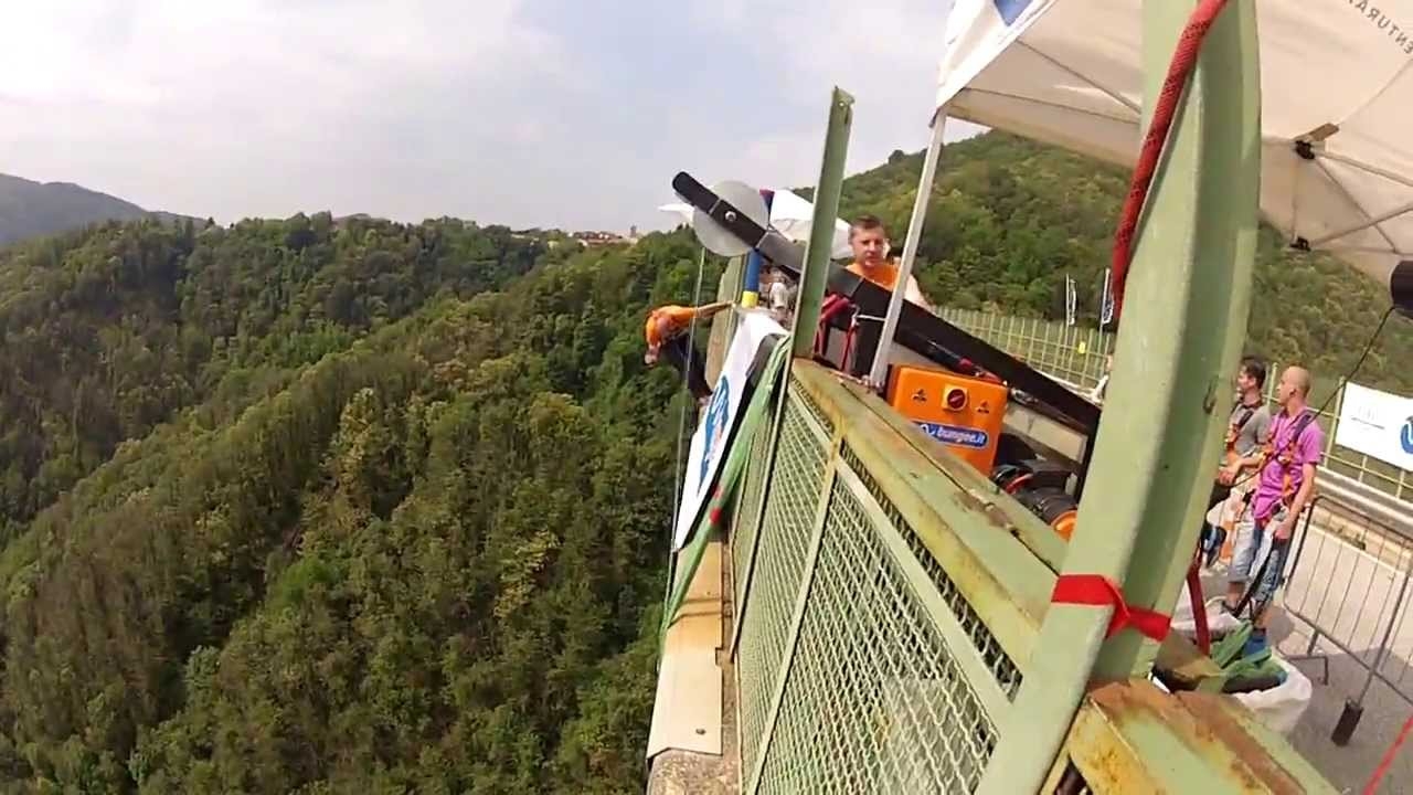 Ponte Colossus, Itália: Ponte de 350 metros de comprimento e mais de 150 de altura entre Turim e Milão. Ela recebe diariamente praticantes de bungee-jumping desde 1995. Por lá, a queda livre acontece em cerca de 4,5 segundos, a mais de 100 km/h. Reprodução: Flipar