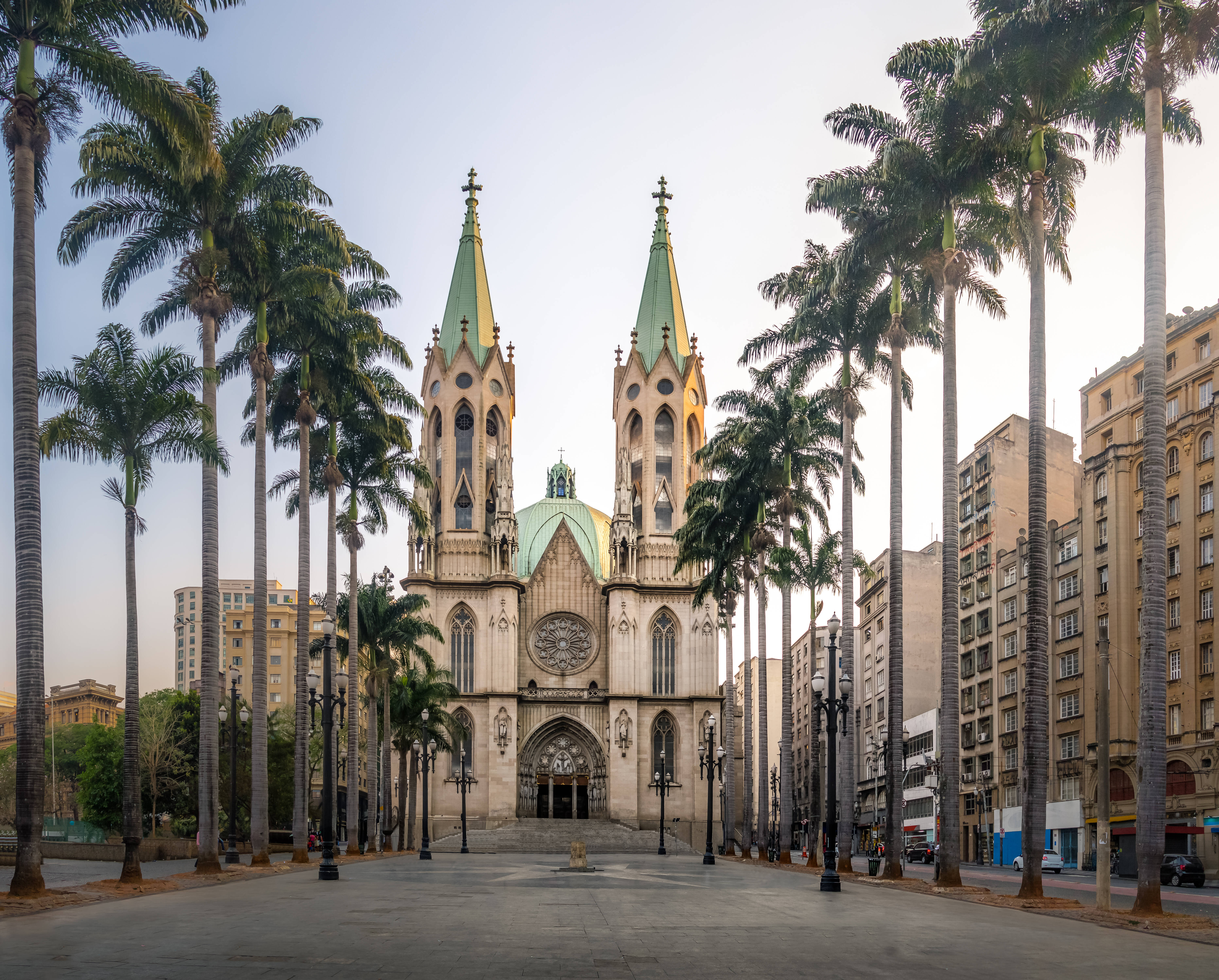 Uma das maiores igrejas de estilo neogótico do mundo, a Catedral da Sé é um dos principais pontos turísticos da lista
