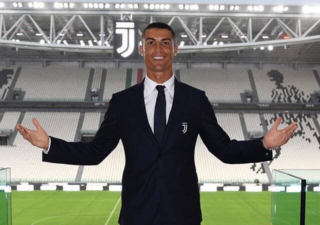 Cristiano Ronaldo posa na Allianz Arena, sua casa nas próximas temporadas. Foto: Divulgação