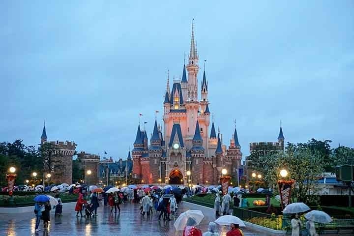 Nele, há sete áreas temáticas, cada uma se complementando, porém únicas em seu estilo. A Tokyo Disneyland, portanto, é um parque temático clássico da Disney, com atrações semelhantes às encontradas em outros parques da Disney pelo mundo. Reprodução: Flipar