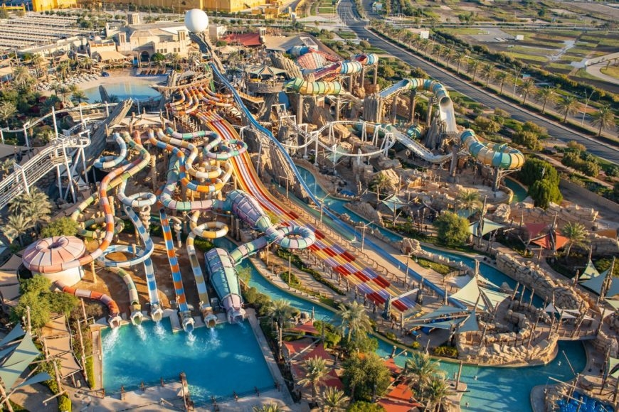 9°) Yas Waterworld Yas Island (Abu Dhabi, Emirados Árabes Unidos): Conhecido por ser um dos maiores parques aquáticos do Oriente Médio, o Yas Waterworld Yas Island tem toboáguas, piscinas de ondas, corredeiras e até uma praia artificial.