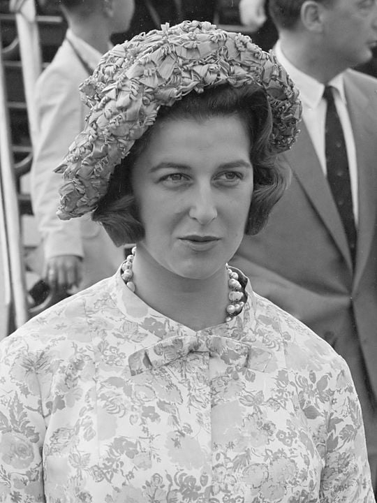 Princesa Alexandra de Kent (membro da Família Real Britânica) - Nascida em 1936, é pouco conhecida no Brasil, mas tornou-se marcante na  Realeza do Reino Unido por ser a primeira princesa britânica a frequentar uma escola regular: a Heathfield. Seu pai foi o príncipe Jorge, Duque de Kent, quarto filho do rei Jorge V  e da rainha Maria de Teck.  Reprodução: Flipar