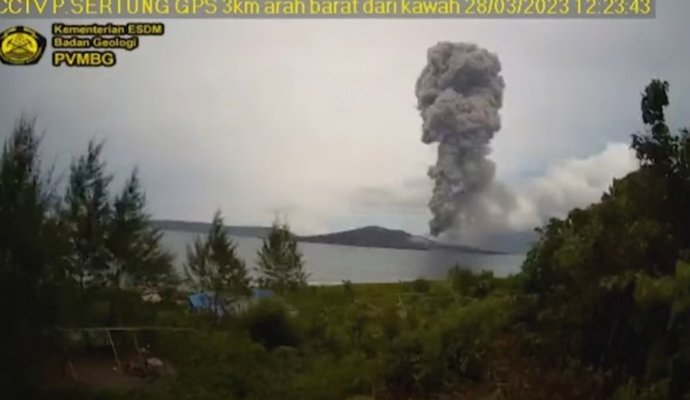 Em março de 2023, as erupções do Vulcão Anak Krakatoa foram tão violentas que expeliram uma coluna de cinzas a mais de 2.500 metros de altura.  Reprodução: Flipar