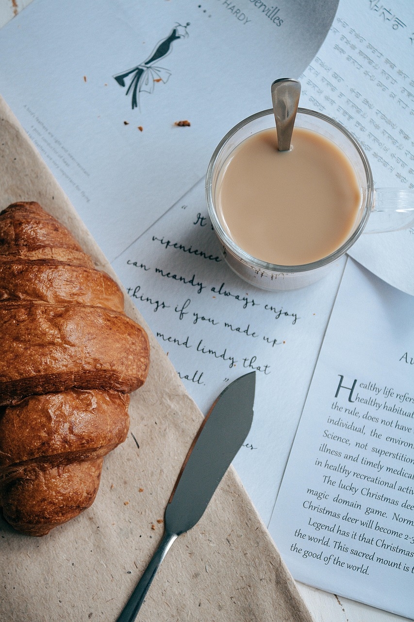 Dessa forma, o croissant é um tipo de viennoiserie de massa folhada em formato de meia-lua. Ele é feito de farinha, açúcar, sal, leite, fermento, manteiga e ovo para pincelar. Reprodução: Flipar