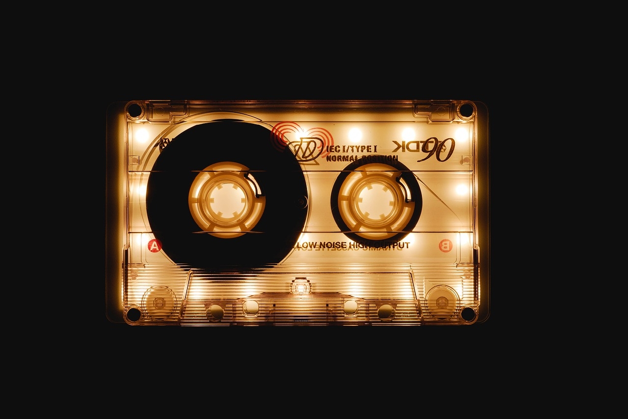 Hoje, com a chegada das novas tecnologias digitais, o rádio se mantém relevante e continua a evoluir, mostrando sua capacidade de adaptação a cada nova era tecnológica. Seu legado como meio de comunicação e entretenimento ainda ressoa, demonstrando a importância contínua dessa invenção revolucionária. Reprodução: Flipar